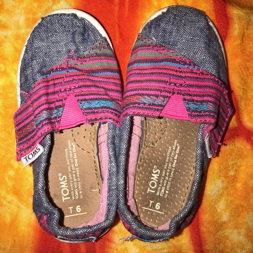 Tom's toddler Velcro shoes